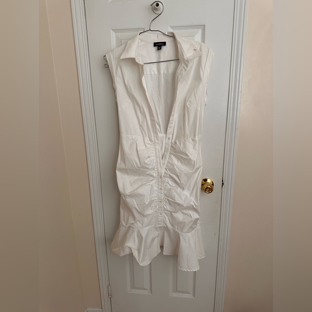 ♥️White Sleeveless Button-Down Dress with Ruffled Hem – Le Château - size m